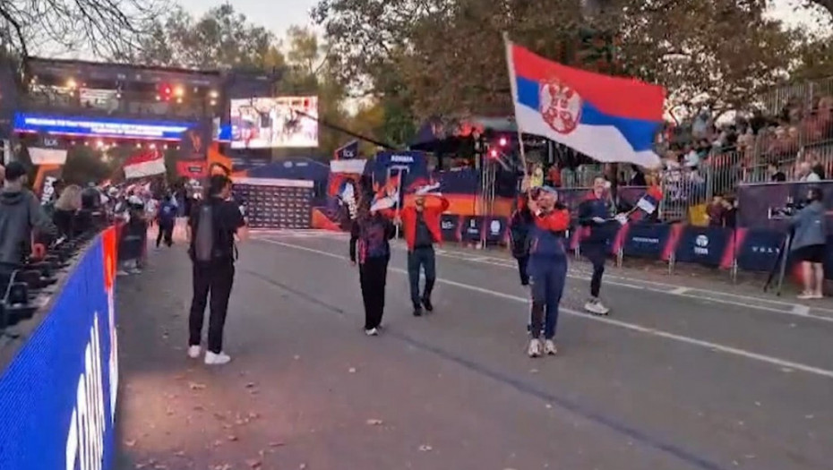 Održana "Parada nacija" uoči maratona u Njujorku, Tanjug sa zastavom Srbije