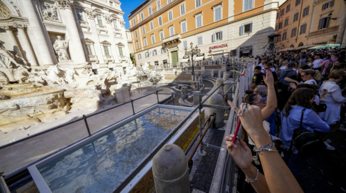 "Bazen di Trevi": Čuvena fontana u Rimu ograđena zbog renoviranja, novčići se bacaju na novu "destinaciju" - odmah pored