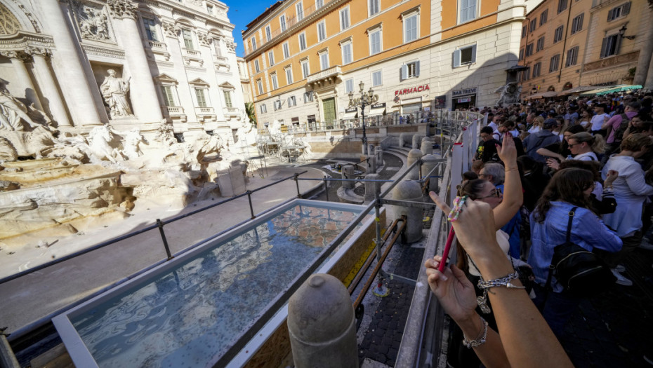 "Bazen di Trevi": Čuvena fontana u Rimu ograđena zbog renoviranja, novčići se bacaju na novu "destinaciju" - odmah pored