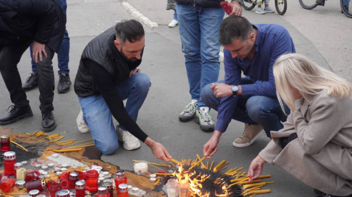 Savo Manojlović odao počast žrtvama nesreće u Novom Sadu