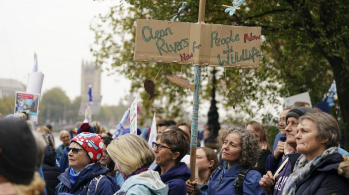 "Marš za čistu vodu" u Londonu: Hiljade ljudi na protestu protiv zagađenja mora i reka u Velikoj Britaniji