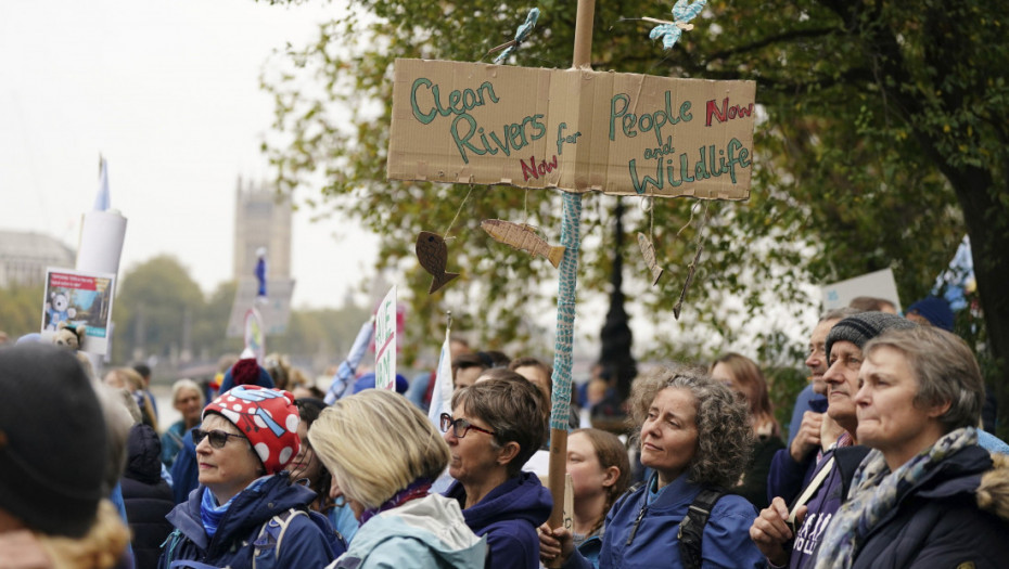 "Marš za čistu vodu" u Londonu: Hiljade ljudi na protestu protiv zagađenja mora i reka u Velikoj Britaniji