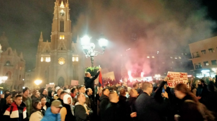 Protest u Novom Sadu: Demonstranti pokušali da upadnu u Gradsku kuću, razbijena stakla i bačena farba na fasadu