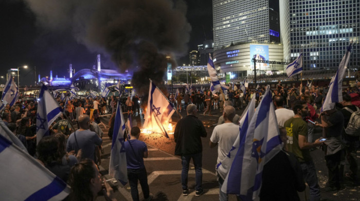 Besni zbog smene ministra odbrane: Demonstranti u Izraelu blokirali auto-put i podmetali požare zbog otkaza Galantu