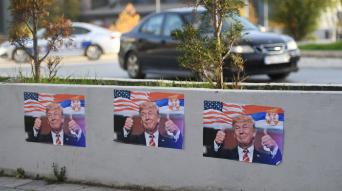 Plakati u znak podrške Trampu u Leposaviću i severnom delu Kosovske Mitrovice