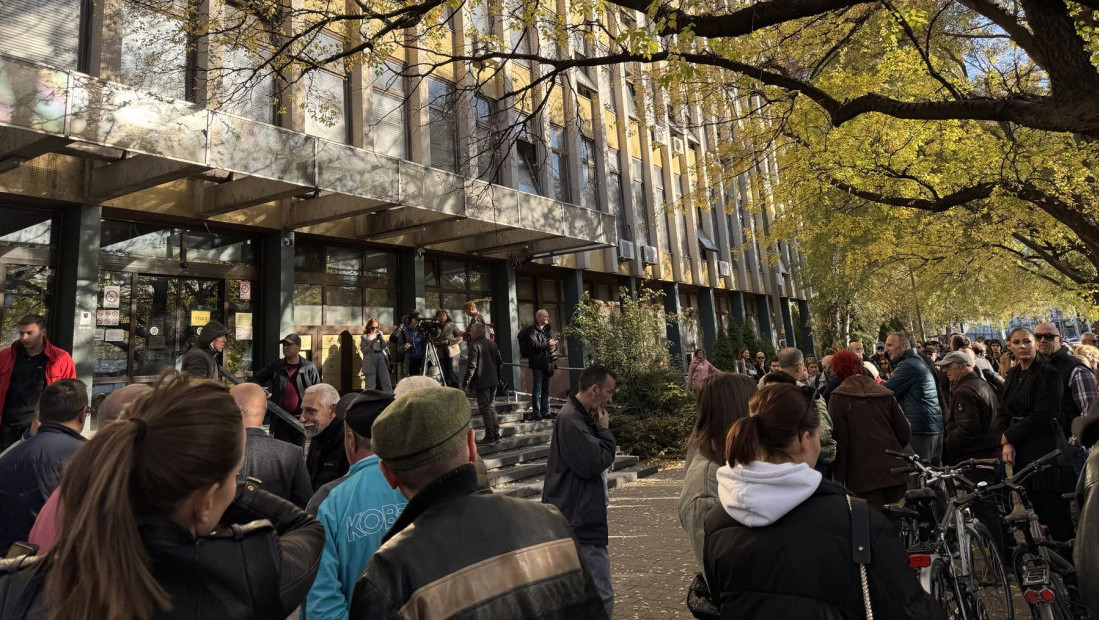 Građani ispred zgrade suda u Novom Sadu traže puštanje na slobodu uhapšenih tokom protesta od pre dva dana