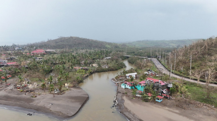 Tajfun Jinsing izazvao poplave i klizišta na Filipinima, oštećena dva aerodroma