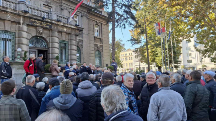 Radnici propalih niških firmi protestovali ispred Gradske kuće - traže ažuriran spisak i novu odluku Skupštine grada