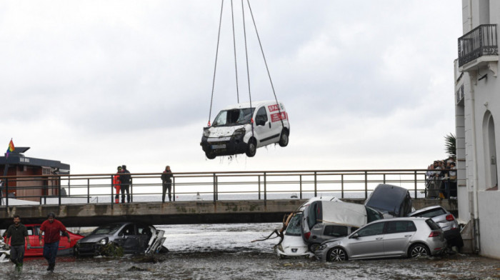 Obilne kiše izazvale poplavu u Kadakesu u Đironi, bujica odnela 32 vozila