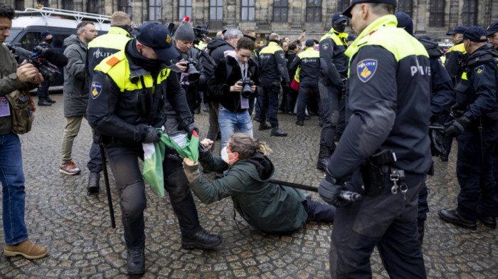 Holandska policija privela 100 propalestinskih demonstranata na zabranjenom skupu u Amterdamu