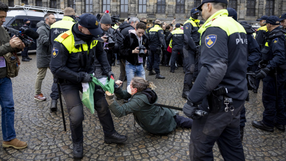 Holandska policija privela 100 propalestinskih demonstranata na zabranjenom skupu u Amterdamu