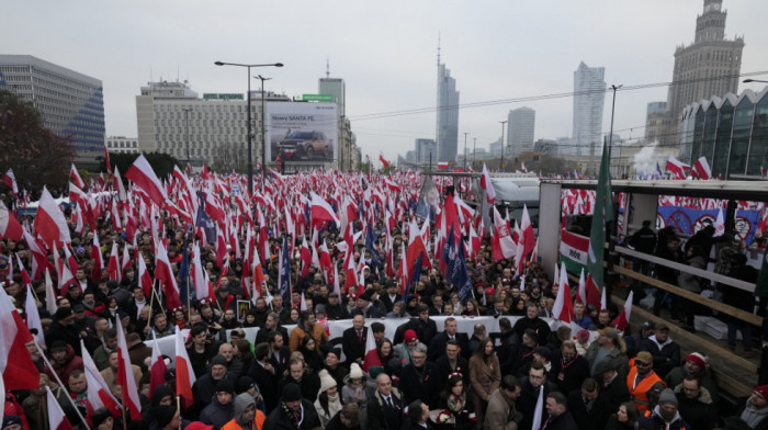 Više desetina hiljada pristalica poljske desnice prodefilovalo kroz Varšavu (FOTO)