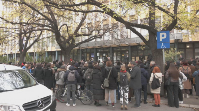 Protest ispred suda i tuzilastva u Novom Sadu: Profesor i studenti Akademije umetnos zatražili oslobađanje Stanojevića