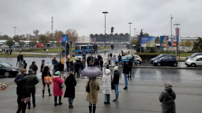 Ljudi i automobili zastali u Novom Sadu na 14 minuta, u vazduh pušteno 14 crnih balona