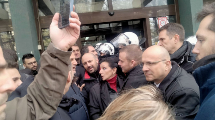 Protest poslanika: Blokada zgrade suda u Novom Sadu zbog pada nadstrešnice i pritvorenih aktivista