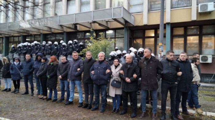 Opozicioni poslanici i odbornici ponovo blokiraju zgradu suda i tužilaštva u Novom Sadu, ispred zgrade kordon policije