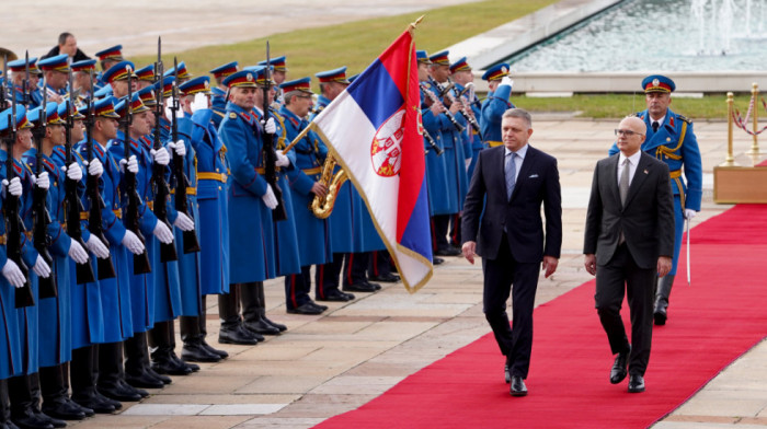 Premijer Slovačke u poseti Srbiji: Vučević dočekao Fica ispred Palate Srbija