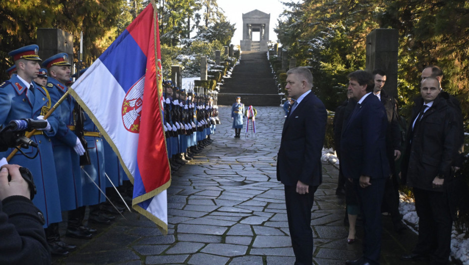 Fico sa Gašićem položio venac na Spomenik neznanom junaku na Avali