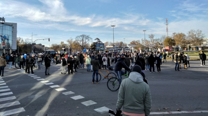 Protest u organizaciji grupa Stav i Sviće u Novom Sadu: Demonstranti ostavljaju crvene tragove po bulevaru