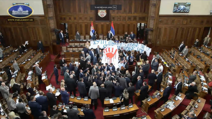 Ponovo fizički obračun: Napeto u Skupštini Srbije, Brnabić odredila pauzu