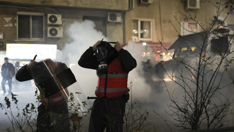 Haos na protestima u Albaniji: Policija demonstrante rasteruje suzavcem i vodenim topovima