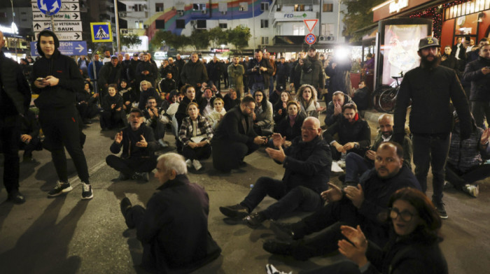 Protest opozicije u Tirani: Policija koristila vodene topove i suzavac