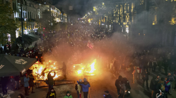 Protesti u Tbilisiju: Podignute barikade na ulicama, povređeno nekoliko novinara