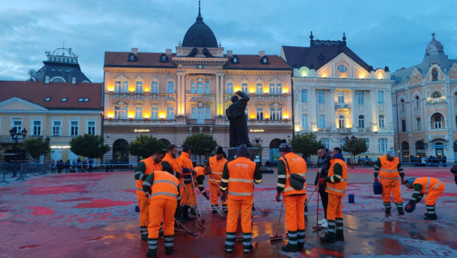 JKP "Čistoća": Organizatori protesta napali naše radnike koji su čistili farbu na Trgu Slobode