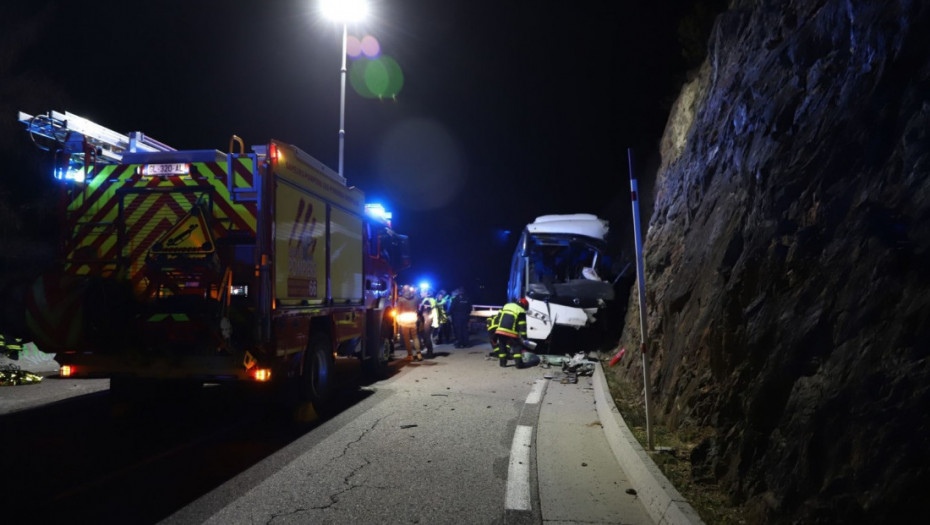 Autobus se prevrnuo kod skijališta na jugu Francuske: Dve osobe poginule, 14 povređeno (FOTO)