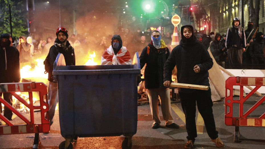 U Tbilisiju nastavljeni protesti opozicije, predsednica Gruzije pozvala na održavanje novih izbora (FOTO)