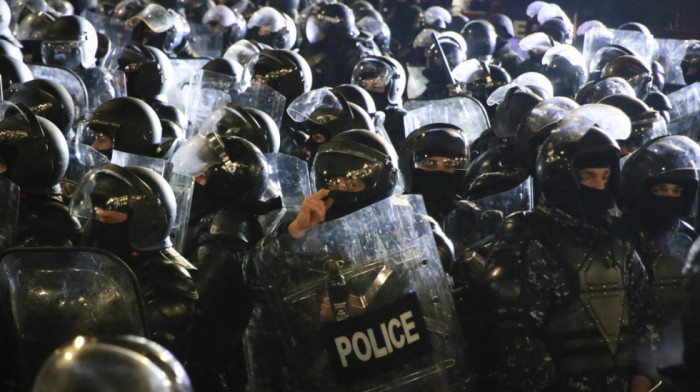 Policija u Tbilisiju tokom noći potisnula demonstrante ispred parlamenta (FOTO)