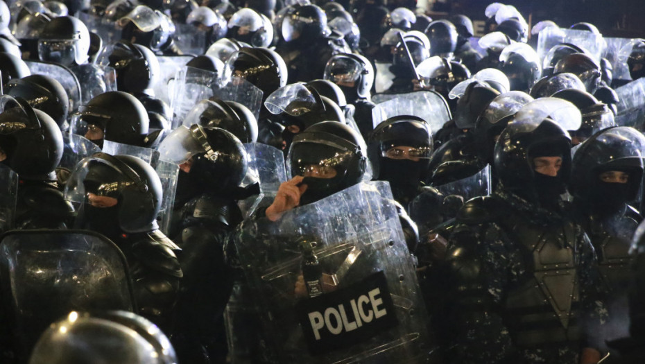 Policija u Tbilisiju tokom noći potisnula demonstrante ispred parlamenta (FOTO)