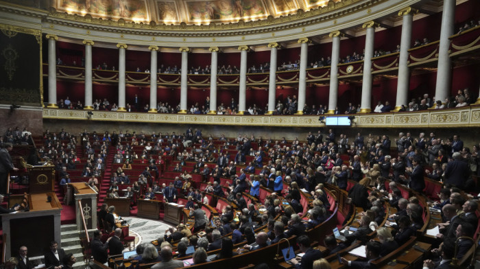 Počela debata francuskih parlamentaraca uoči glasanja o nepoverenju vladi Mišela Barnije