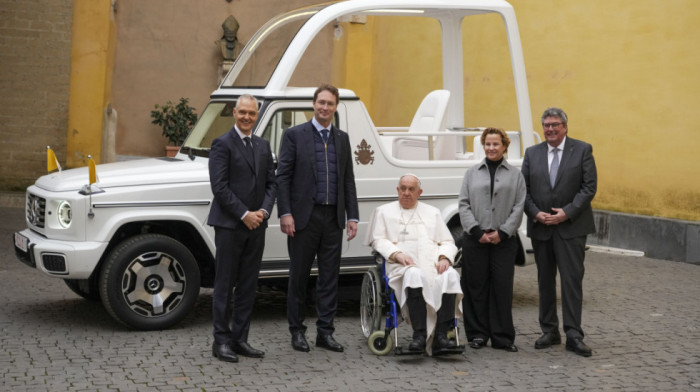 "Papamobil" bez emisije štetnih gasova: Mercedes-Benz poklonio papi Franji novo električno vozilo