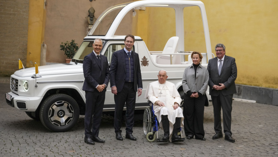 "Papamobil" bez emisije štetnih gasova: Mercedes-Benz poklonio papi Franji novo električno vozilo