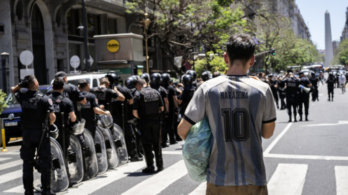 “Domovina nije na prodaju": U Argentini protesti sindikata protiv predsednika Mileja, najavljen i generalni štrajk