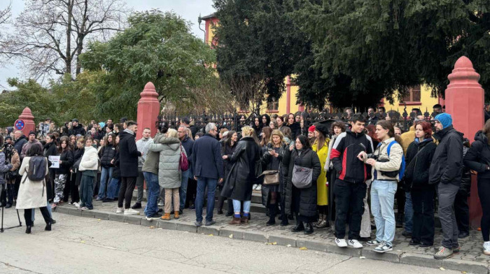 Skup "15 minuta tišine" održan ispred Karlovačke gimnazije