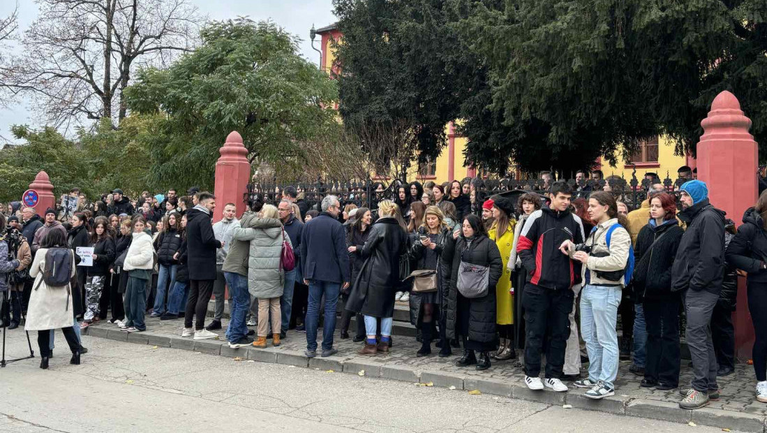 Skup "15 minuta tišine" održan ispred Karlovačke gimnazije