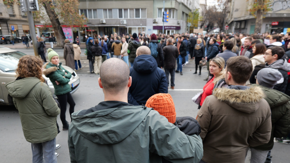 Studenti na 15 minuta blokirali deo Bulevara kralja Aleksandra kod Vukovog spomenika