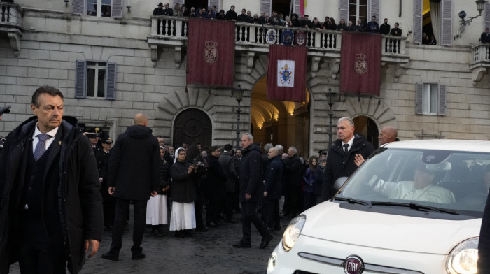 Aktivisti koji se protive koridi, pokušali da napadnu automobil u pratnji pape u Rimu