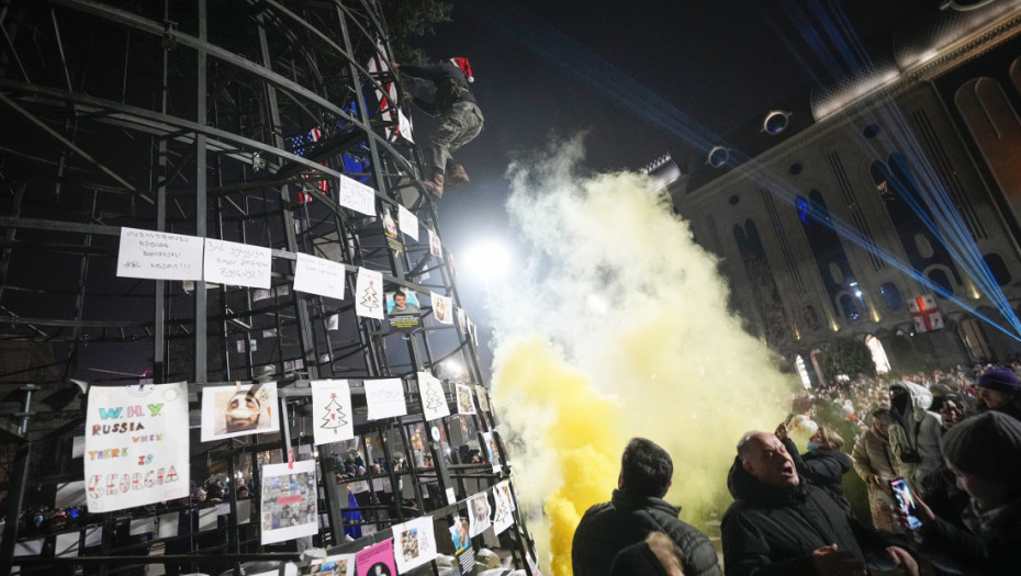 "Ovo nije vreme za zabavu": Novi protest u Tbilisiju, demonstranti ne daju da se postavi božićna jelka ispred parlamenta