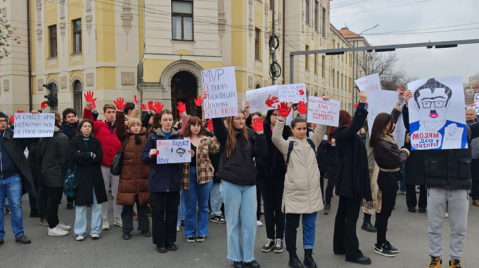 "Zastani Srbijo": Održan petnaestominutni protest u više gradova u Srbiji, incident u Novom Sadu