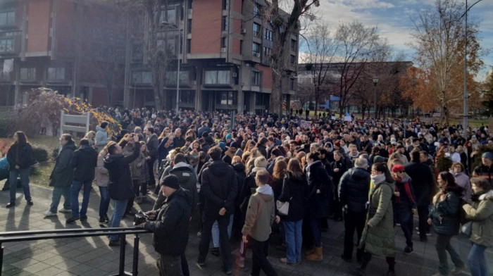 Protest ispred Rektorata u Novom Sadu i kod ETF u Beogradu: Građani odali počast stradalima u padu nadstrešnice