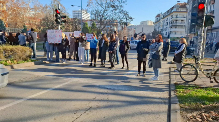 Učenici više srednjih škola u Novom Sadu odali poštu stradalima 1. novebra, i Niški studenti učinili isto