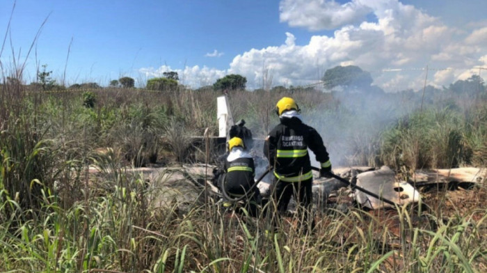 Srušio se mali avion u Brazilu: Pao na prodavnicu nameštaja, stradalo deset osoba