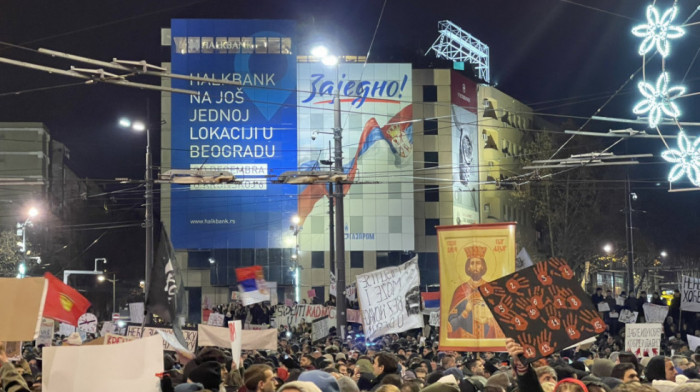 Održan protest u Beogradu: Petnaest minuta tišine na Trgu Slavija za žrtve tragedije u Novom Sadu