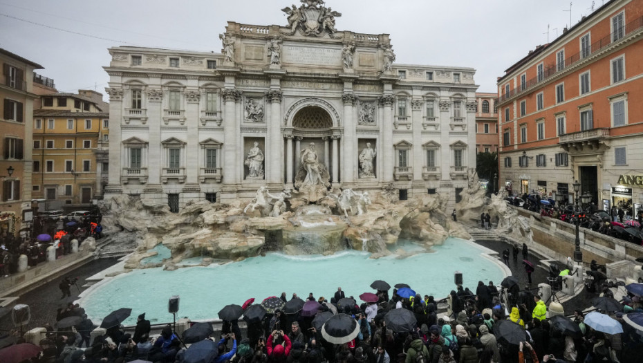 Ponovo otvorena čuvena rimska fontana di Trevi: Radova na održavanju trajali tri meseca i koštali su 327.000 evra