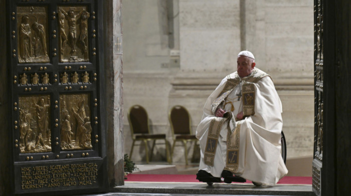 Papa Franja otkrio da je od Benedikta nasledio kutiju punu dokumenata o skandalima u katoličkoj crkvi