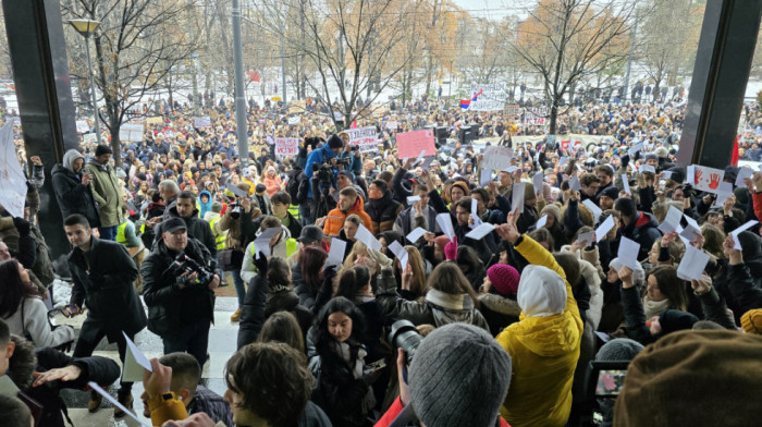 Studenti organizovali protestnu šetnju do Vrhovnog javnog tužilaštva, Dolovac ih pozvala na sastanak