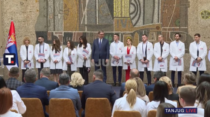 Vučić uručio ugovore najboljim diplomcima medicinskih fakulteta i srednjih škola